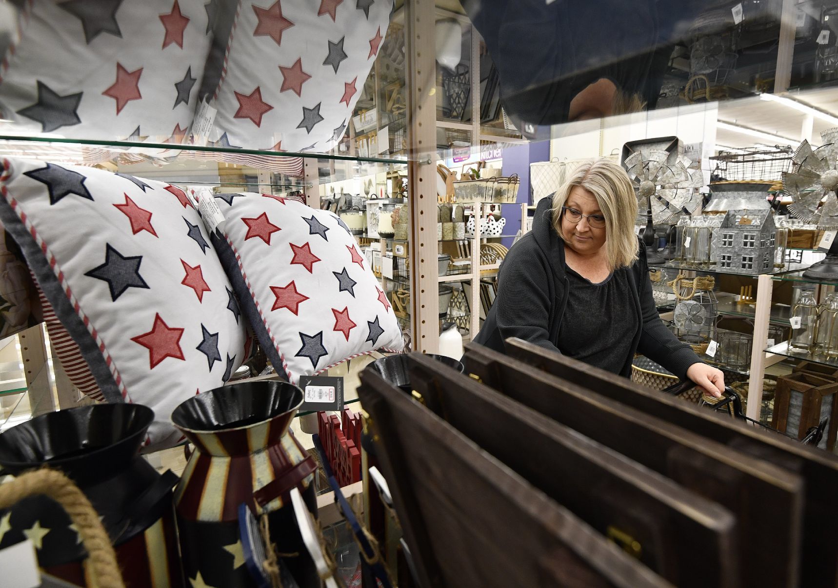 Metro East shoppers hunt for bargains on Thanksgiving day